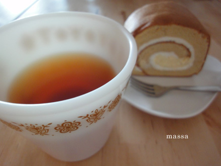ロールケーキとお茶.jpg